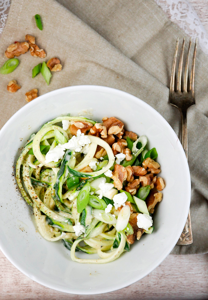 Low Carb Zucchini-Spaghetti mit Fetasahne und Walnüssen