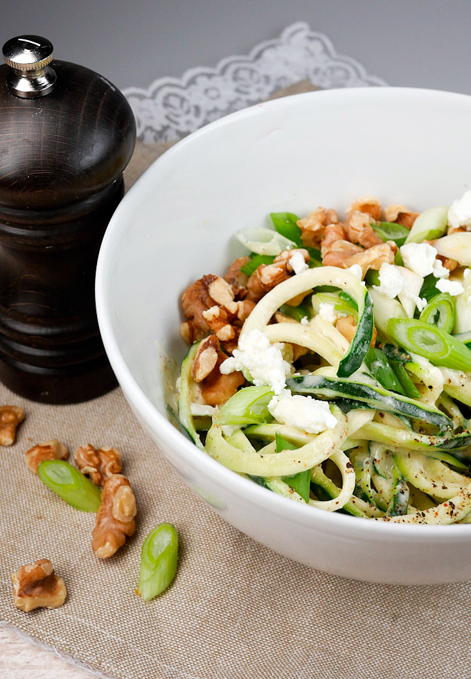 Köstliche Low Carb Zucchininudeln mit Walnüssen und Feta