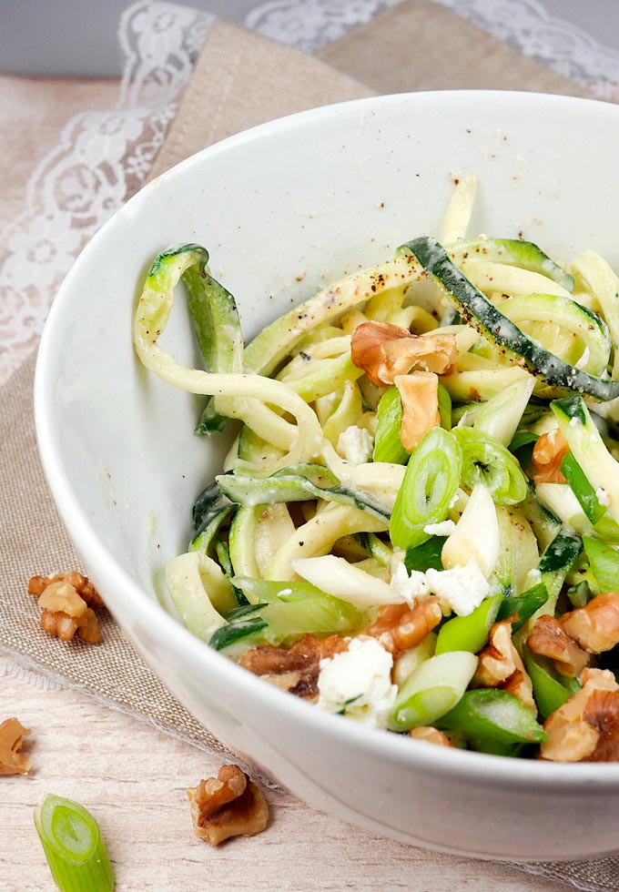 Rezept für Low Carb Zoodles mit Feta und Walnüssen