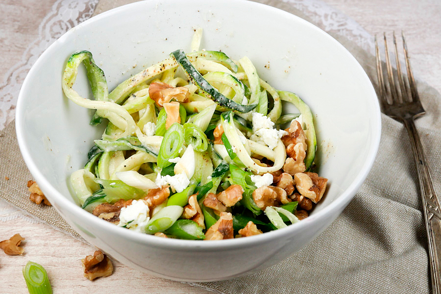 Low Carb Zucchini-Spaghetti mit Fetasahne und Walnüssen