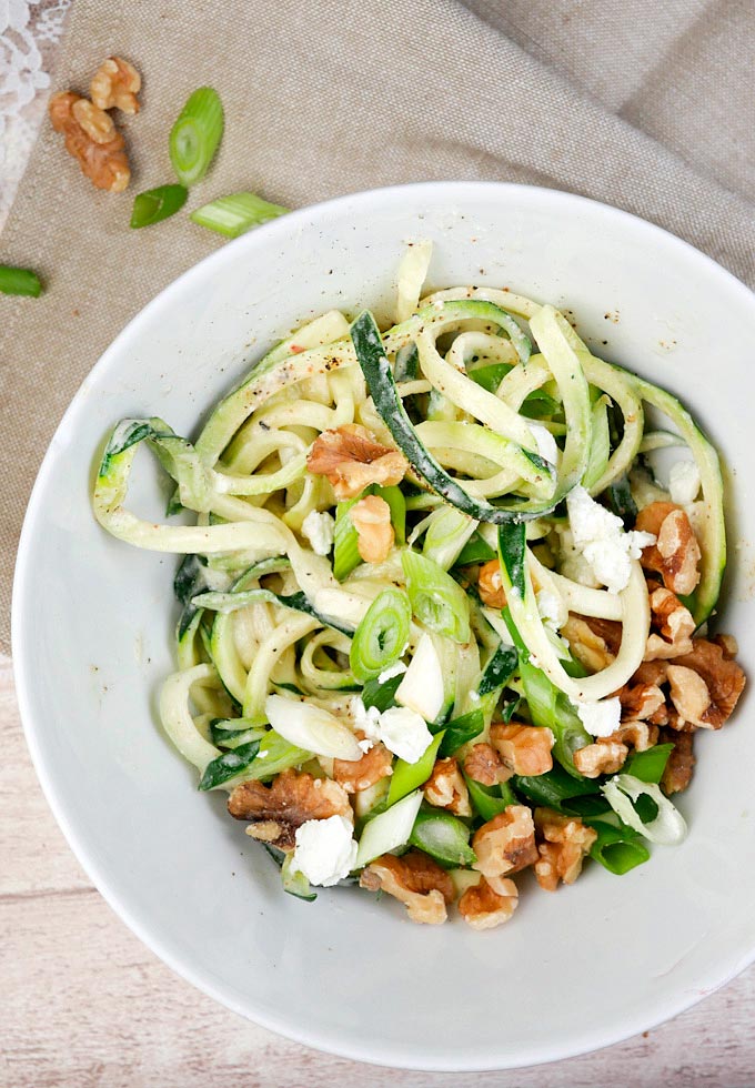 Rezept für Low Carb Zucchini-Spaghetti mit Fetasahne und Walnüssen