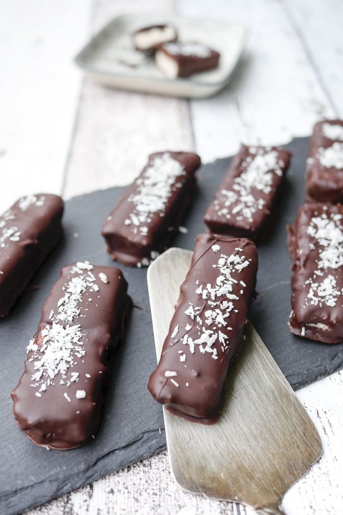  The perfect low carb snack: chocolate bar with coconut filling 