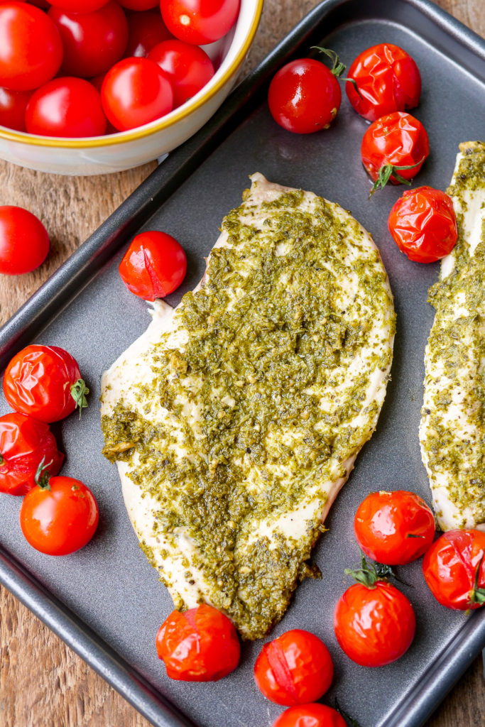  3 Ingredients Low Carb Recipe - Pesto Chicken with Tomatoes - Gaumenfreundin Foodblog #pesto # chicken #lowcarb #fast 