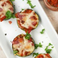  Fast Low Carb Zucchini Pizzas with To mate and mozzarella 