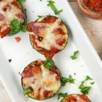 Fast Low Carb Zucchini Pizzas with To mate and mozzarella