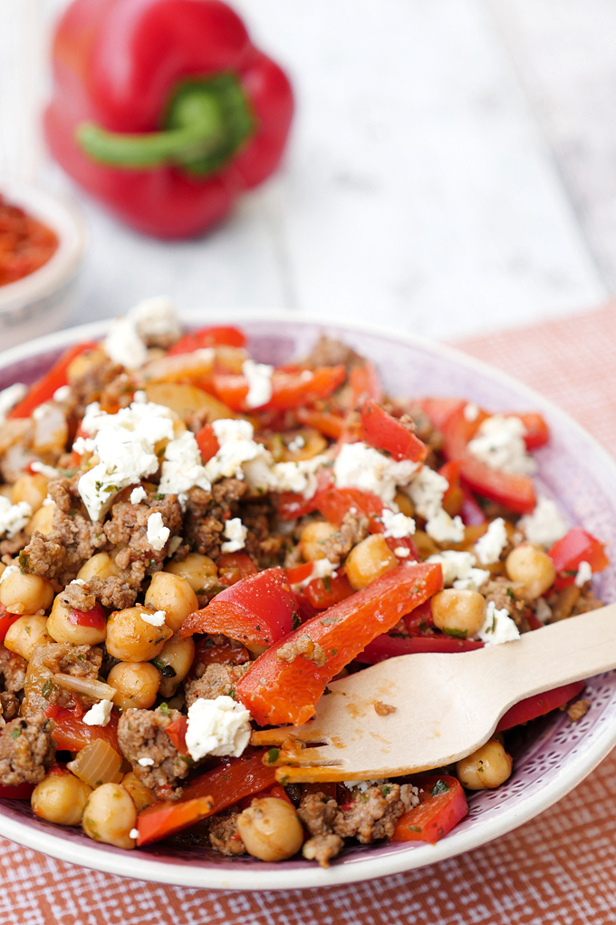 Fast low carb pan with chickpeas , Minced meat, paprika, alvar and feta 