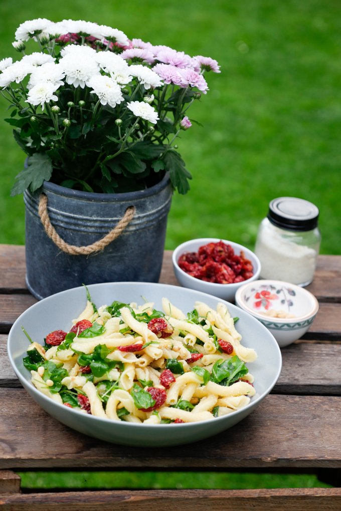  Italian Pasta Salad with Dried Tomatoes, Arugula and Zucchini 