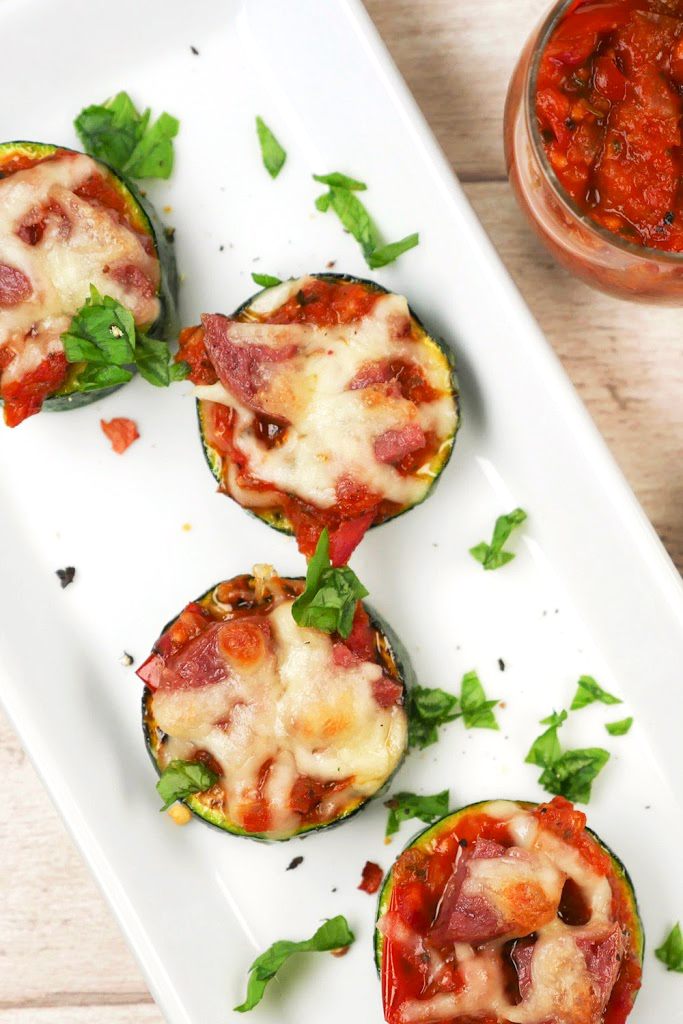 Fast Low Carb mini pizzas with zucchini, salami and tomatoes - a healthy low carb snack - palate friend Foodblog # zucchinipizza #lowcarb #pizza #salami #fast #healthy #shortening 