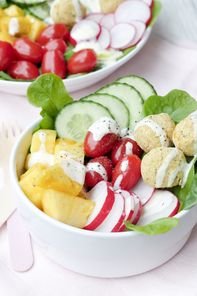 Summery Bowl with Pineapple, Tomatoes, Cucumbers and Homemade Falafel from the Oven - Gaumenfreundin Foodblog #gesund #healthy #rezepte #bowl #buddhabowl