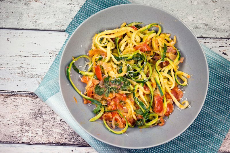  Zoodles with Cream Cheese and Tomatoes - Easy and Fast Low Carb Zucchini Noodles with Cream Cheese and Tomatoes GAUMENFREUNDIN FOODBLOG #zoodles #zucchininudeln #recipe #recipes #lowcarb #healthy #fast #simple #vegetarian #foodblog 