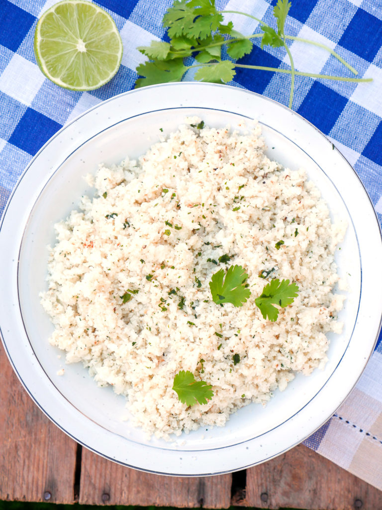 Deliciously spicy cauliflower rice - the perfect low carb alternative to rice - Gaumenfreundin Foodblog # cauliflower rice #lowcarb # rice #gesund # vegetables # cauliflower # spicy #include #recipe 