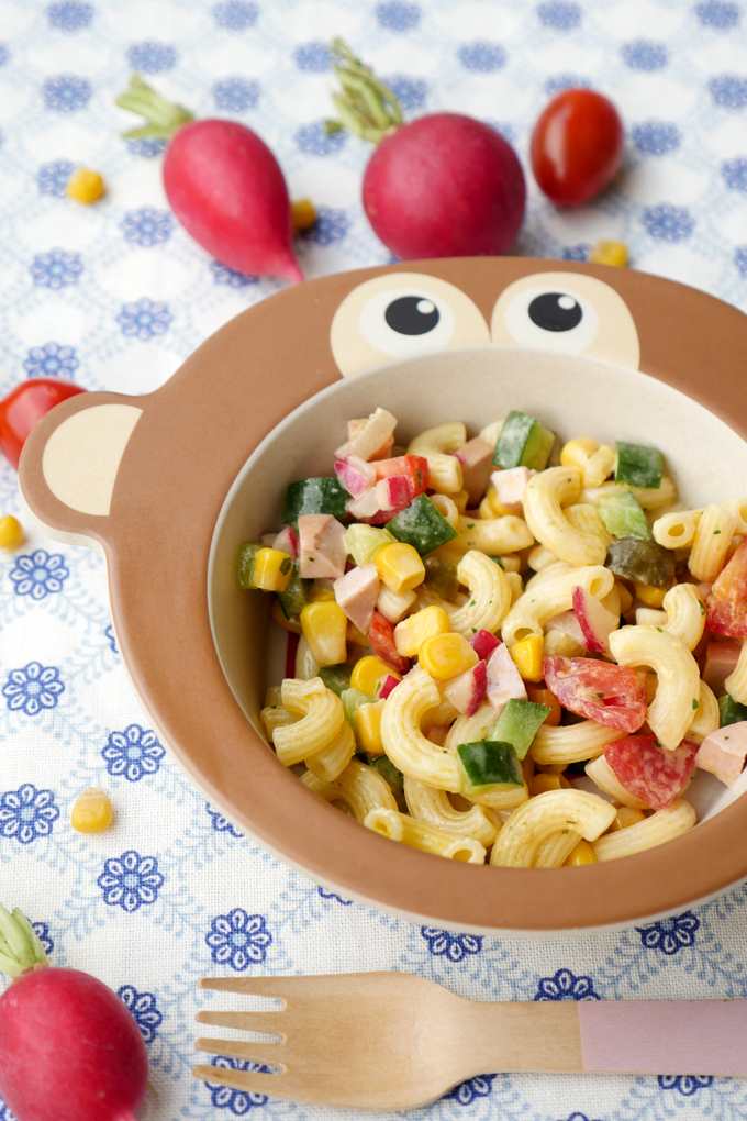 Schneller Kinder-Nudelsalat mit Gurken, Tomaten, Mais, Radieschen und Fleischwurst