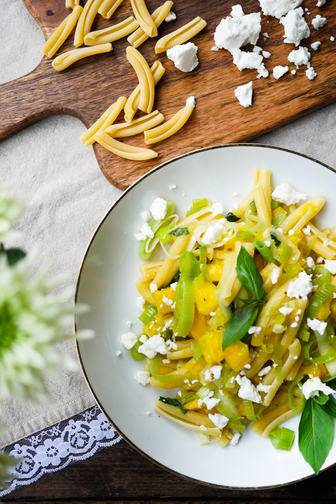 10-minute pasta recipe with leek and mango