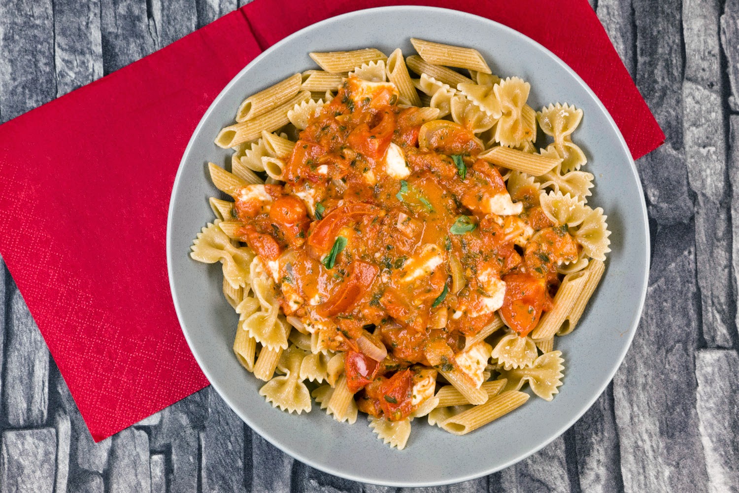  Pasta with summer tomato and mozzarella sauce 